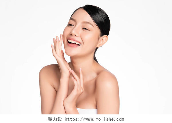 年轻美丽的亚洲女人有着洁白的背景脸蛋护理面部护理美容美发美容美发水疗面部清洁脸部